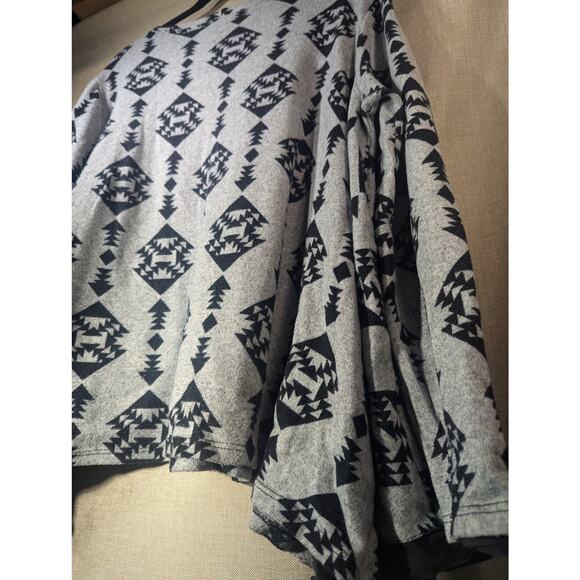 Kate & Mallory Designs Tribal Gray top size XL - Picture 7 of 7
